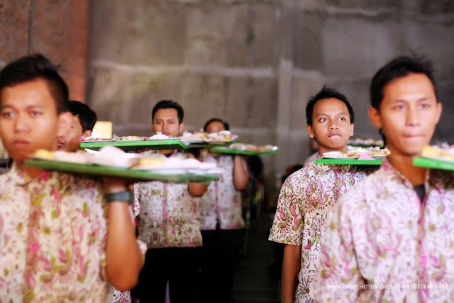 Laden para pemuda-pemuda yang mengantar makanan ke para tamu hajatan