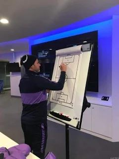 Pochettino Said Goodbye to Spurs Players on a Board