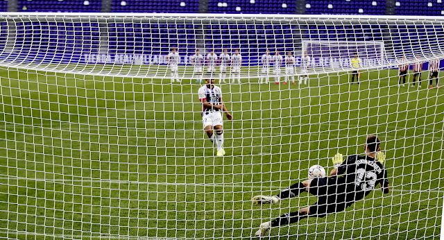 Jokin Ezkieta detiene el cuarto penalti de la tanda, lanzado por Kuki Zalazar, lo que a la postre fue definitivo para que el Athletic Club se llevase el Trofeo. REAL VALLADOLID C. F. 2 ATHLETIC CLUB DE BILBAO 2 (2-4 en los penaltis). 08/10/2020. XLVI Trofeo Ciudad de Valladolid. Valladolid, estadio José Zorrilla.