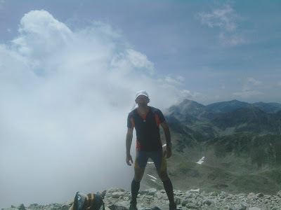 Dalt del 2n cim del Bastiments trobo una parella que em fa una foto. Darrera meu, tapat per la boira, el Pic de l'Infern