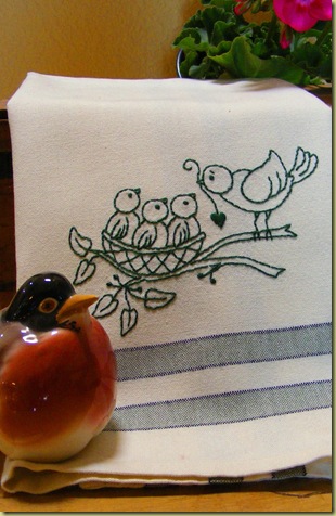 545_Freebie_FeatheredFamilyTeaTowel