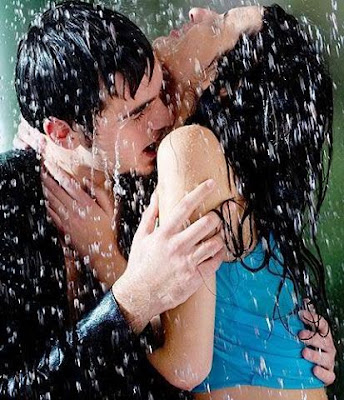 Foto beso debajo de la lluvia