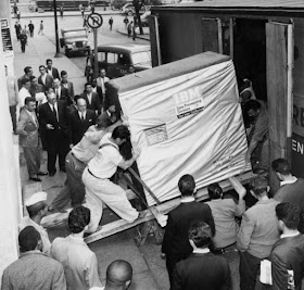 Transportando un disco duro de 5 MB en 1957
