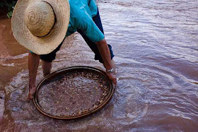 Como garimpar diamantes usando peneira