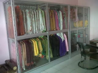 etalase lemari gantungan baju