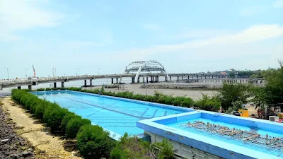 Kolam air mancur di Pantai Kenjeran