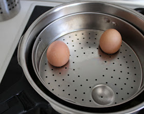 Foto cocoer huevos en olla rápida