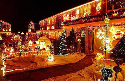 Una casa estilo mansión llena de luces para navidad