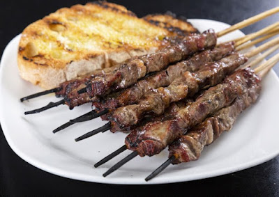 Arrosticini d'abruzzo con pane e olio