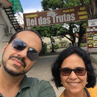 Casal Hibisco com Whey e ao fundo entrada do restaurante Rei das Trutas