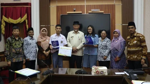 Gubernur Sumbar Serahkan Sertifikat dan Plakat Kepada 16 Siswa/i SMP dan SMA Pemenang Lomba Tahun Toleransi 2022