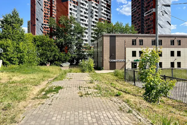 Открытое шоссе, дворы, жилой комплекс «Преображение», бывшее служебное здание «Московский метрострой»