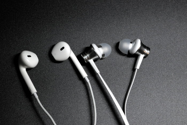 Od lewej: Apple Earpods i Xiaomi Piston Basic Edition 