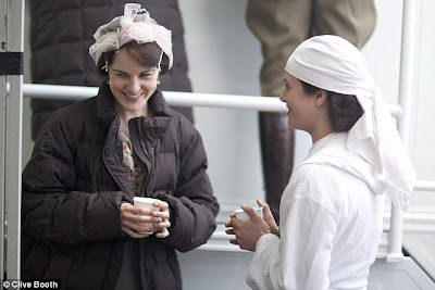 Hairstyles Downton Abbey on Above Between Takes Elizabeth Mcgovern S Hairstyle Is Protected By