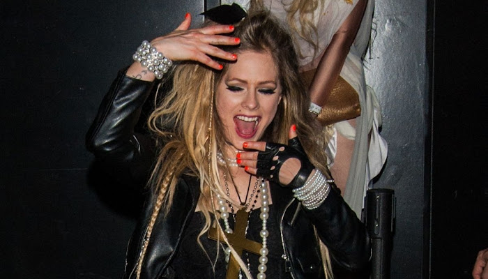 En fotos: Avril Lavigne deja la fiesta de Halloween de Halsey vestida como Madonna