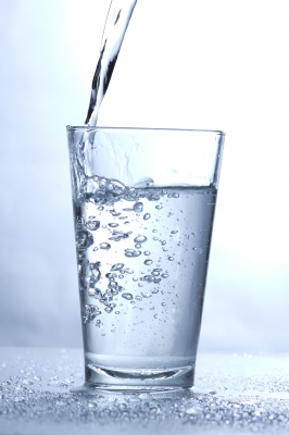 5 Bahaya Minum Air  Putih Jika Kebanyakan