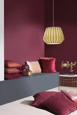 Tons de vermelho na decoração A cor vermelha pode ser usada quando existe a necessidade de estimular algumas sensações e incentivar ações. Isso porque ela altera positivamente os ânimos das pessoas, impulsionando a atenção aos elementos em destaque.