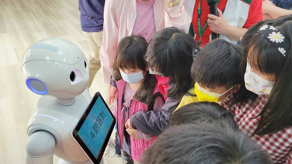 仁大資訊捐贈機器人Pepper　彰化家扶兒體驗互動學習