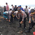 Polres Klungkung Peduli Lingkungan, Bersihkan Sampah di Pantai Watuklotok