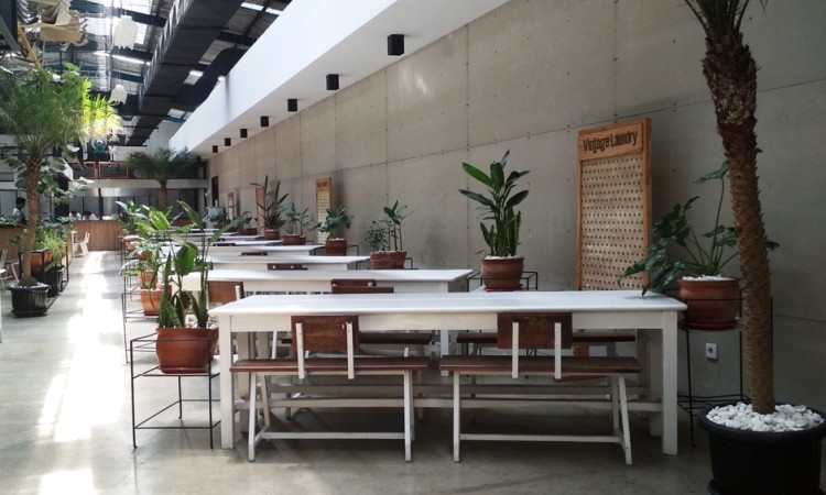 20 Cafe Tempat Nongkrong di Bandung yang Paling Hits