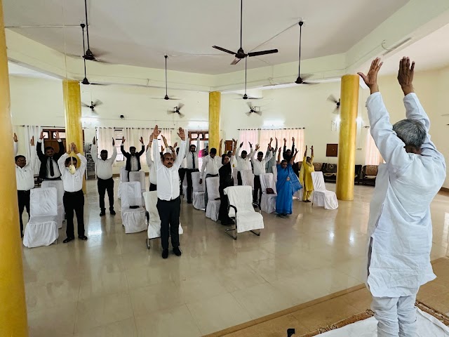 हरदोई के दस कक्षीय मीटिंग हाल में योग शिविर का उद्घाटन