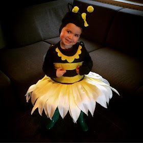 Norah showt haar carnavalskostuum een bijen-ballerina. Een bij of een ballerina, hoe je het zelf wil noemen.