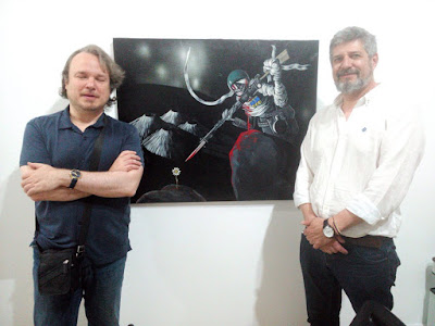 Foto de Juan del Santo y Javier Ugarte, junto a un cuadro de Lorenzo Ugarte