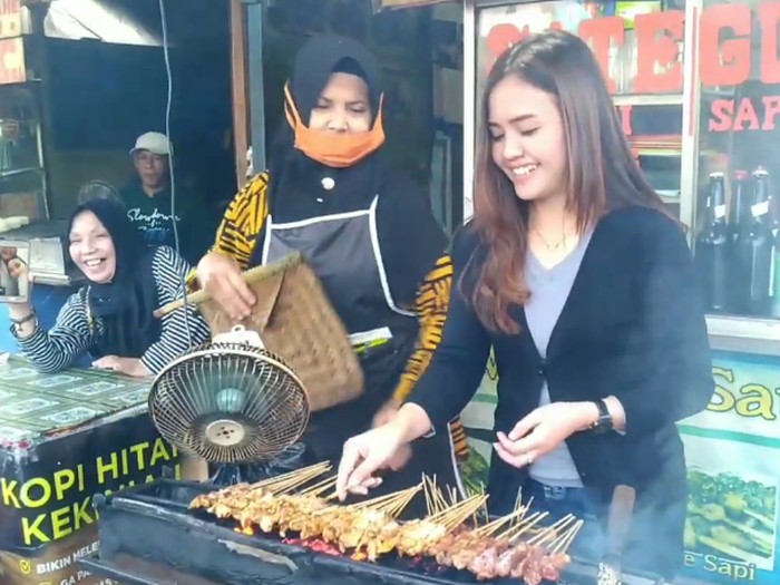 Viral Penjual Sate Cantik di Bali, Netizen: Belum Makan Udah Kenyang