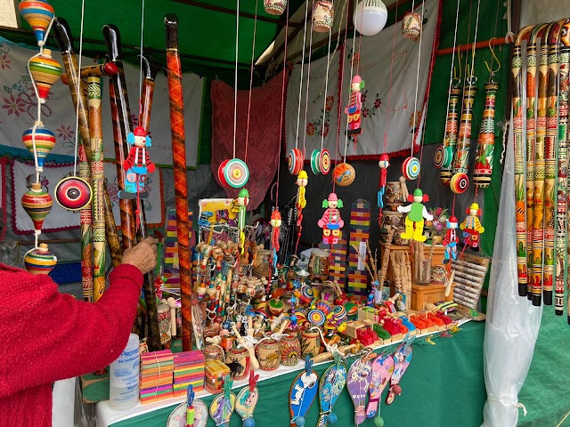 Continúan reubicados artesanos en Plaza Juárez temporalmente