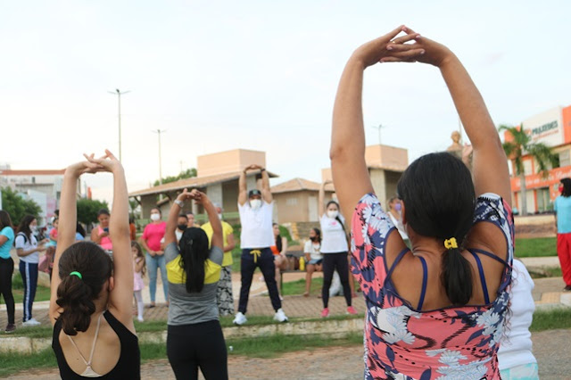 Em comemoração ao mês das mulheres Cras promove Dança na Praça em Caraúbas