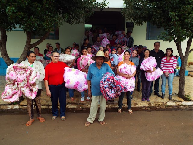 Administração municipal de Cristal do Sul entrega edredons para famílias carentes do município.