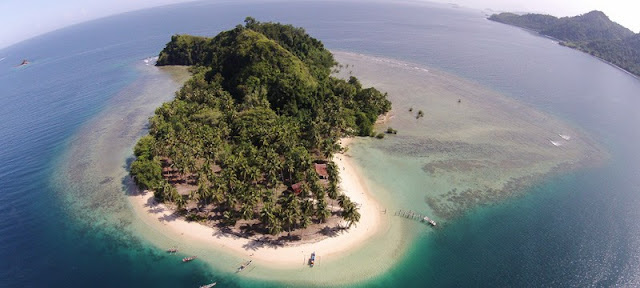  Koran Baso Minang - Sebagai pulau talua di garih pantai bateh wilayah Kota Padang, Pulau Sirandah ka dijadian objek wisata baru di Kota Padang. Untuak mawujuik an rancana nan mode tu, Paralu pambangunan infrastruktur jo  sanitasi nan mamadai supayo pulau tu bisa samakin ancak jo nyaman untuak wisatawan nan ka balibur jo ka lalok di sinan.  Hal itulah nan kadi karajoan dek, PT. Wisata Bahari Monetization Of Global Sharing Benefit (MGSB). Hal itupun dikeceka an langsuang dek Direktur PT Wisata Bahari MGSB, Aska Bernando ka bara urang awak media di Pulau Sirandah, Sabtu (28/1) sanjo. "Kami alah bakarajo samo jo pihak Pemerintah Kota (Pemko) Padang untuak mangalola pulau talua ko".  Untuak tahap awal, kami ka foku ka pembenahan infrastruktur jo sarana prasarana yang beko dapek dipakai dek wisatawan," kecek Aska. Dijalehan dek kilaki bakaco mato ko, bekonyo pulau tu ka dibagi jadi duo, bagian muko jo lakang.  Bagian muko akan digunokan untuak objek wisata tuak wisatawan dalam nagari dan bagian lakang untuak turih dari lua nagari. "Jo laweh lahan nan mancapai kiro-kiro 10 hektar, alun sadonyo kami karajoan sadonyo, dek pulau tu ka ditagak an cottage nan bajumlah 10 unik jo ciek restoran untuak turih awak nan dari dalam nagari.  Samantaro itu untuak turih nan dari lua nagari, bekonyo ka awak sadio an babarapo resort di bagian lakang pulau. Namun tuak kini, kami fokus ka panyalasaian infrastruktur jo sarana prasarana di bagian muko pulau labiah dulu. Target karajo sampai patangahan bulan semptember sampai ujuang tahun ka muko," keceknyo. (h/mg-adl) Tarimokasih harian haluan