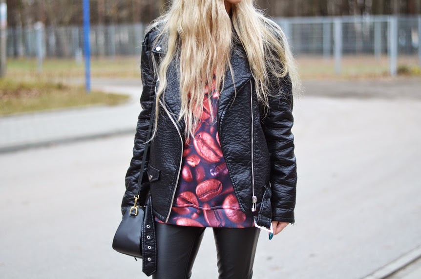 COFFEE SWEATSHIRT + ALL BLACK LEATHER LOOK - LEATHER PANTS & BIKER JACKET