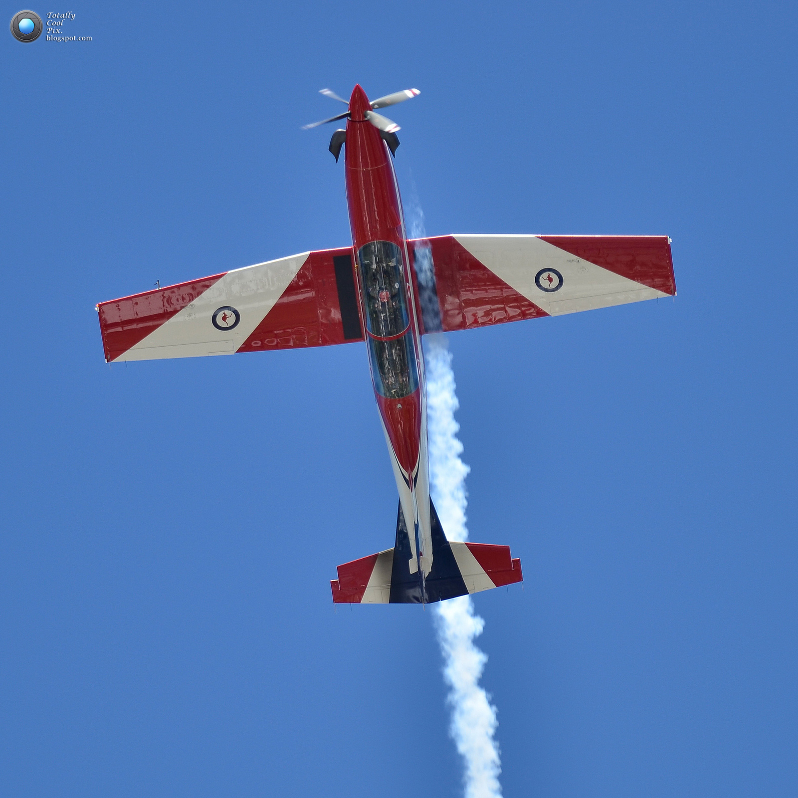 ... Prix-Airshow-Wallpaper-Keith-McInnes-Photography-Roulettes-single.jpg
