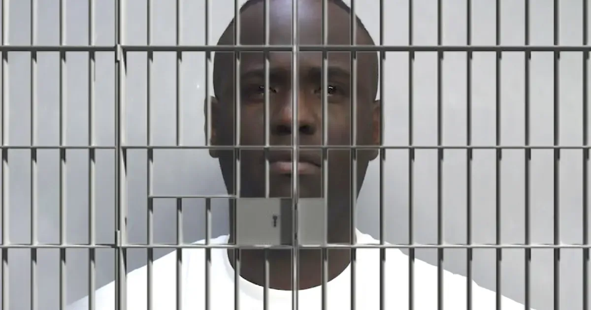 Chocolate MC en una patrulla tras su detención en Miami por cargos graves.
