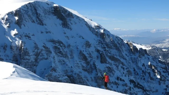 Επιχείρηση για τον εντοπισμό δύο ορειβατών που καταπλακώθηκαν από χιονοστιβάδα στον Όλυμπο