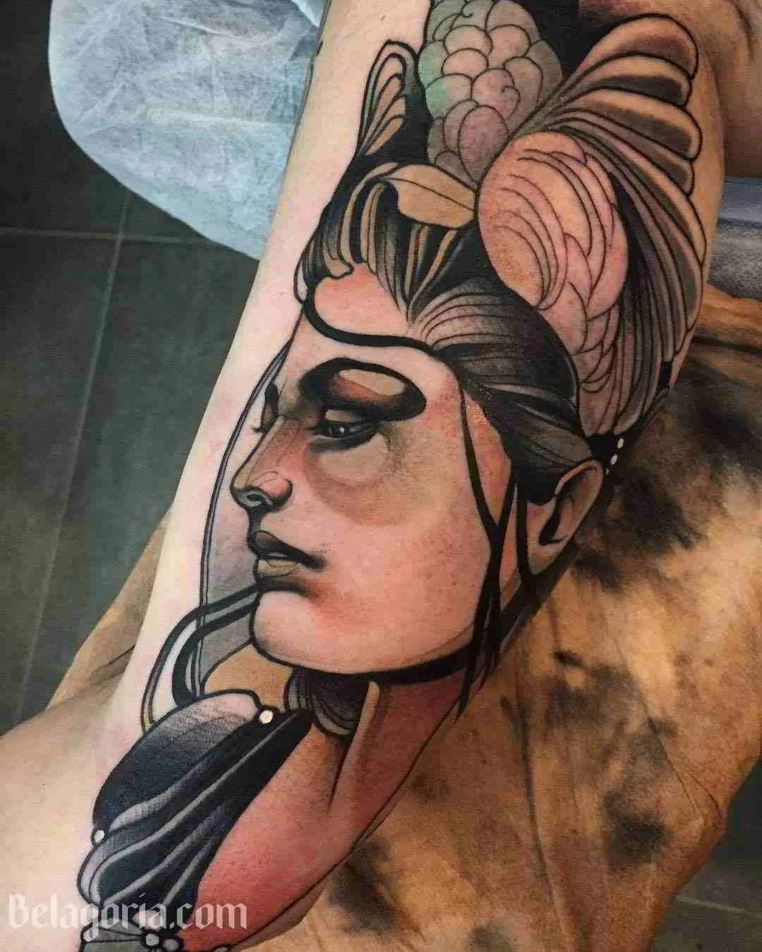 Vemos un tatuaje Neotradicional de colores vivos