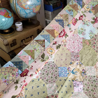 Snowball quilt with Flying Geese border: QuiltBee