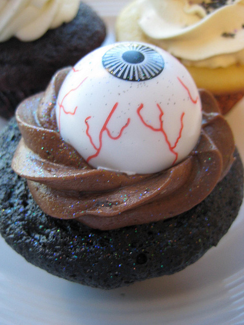 easy halloween eyeball cupcakes