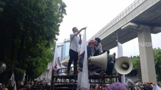 Massa Aksi Bela UAS Geruduk Kedubes Singapura, Orator di Atas Mobil Komando: Tabrak Gerbangnya!