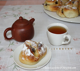 Chiocciole dolci con marmellata di arance, pinoli, uvetta e cioccolato