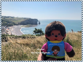 kiki monchhichi etretat toyslife normandie falaise aiguille creuse