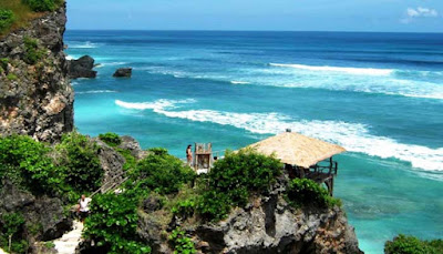 Surfing Nusa Lembongan