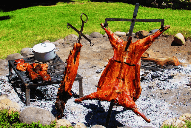 el asado es una comida muy bien conocida y deseada en gran parte de la sociedad argentina