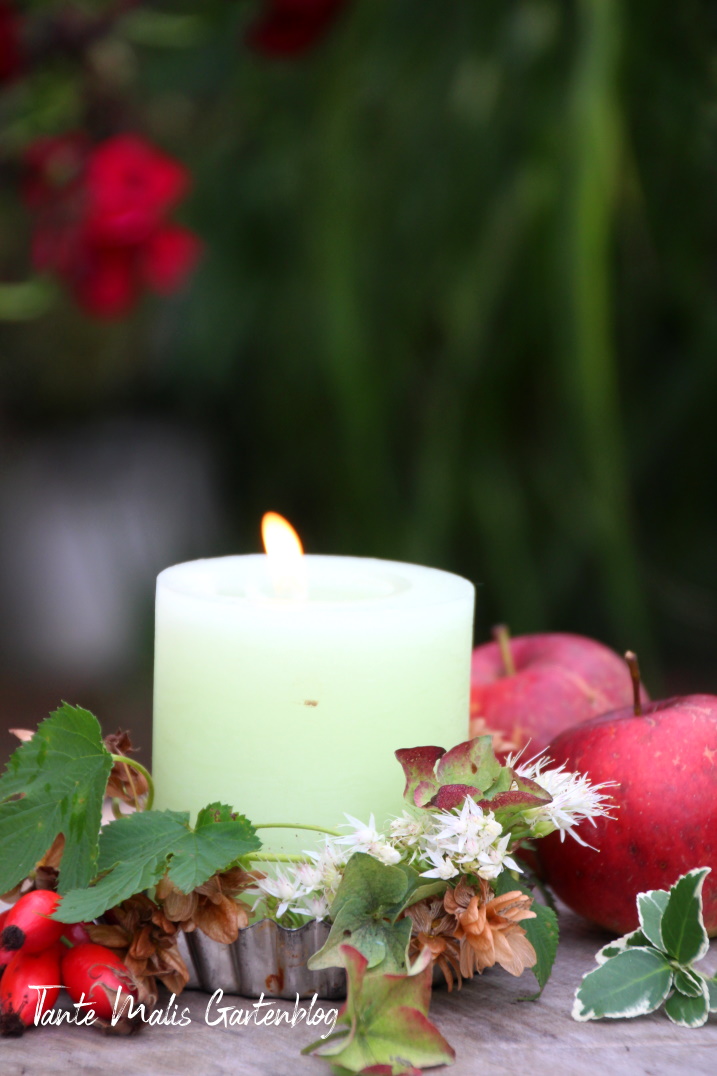 Stimmungsvolle Herbstdekoration mit Kerze