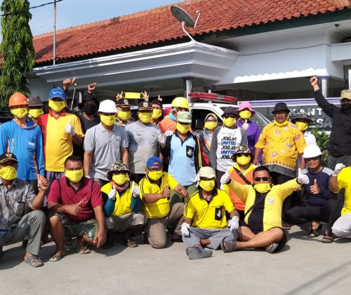 Kades Mariuk Bersama Anggota DPRD Melakukan Penyemprotan Disinfektan