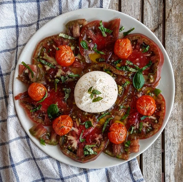 Carpaccio de tomates healthy burrata et tomates cerises rôties au four Charlotte and cooking