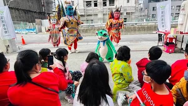 ▲「幸福年菜 圍爐新年」今年正式邁入第9年，開場由家扶兒少醒獅團及電音三太子帶來金龍獻瑞表演，使現場氣氛HIGH到最高。（記者林明佑翻攝）