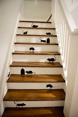 Ideias fáceis de decoração de halloween ratinhos de papel na escada