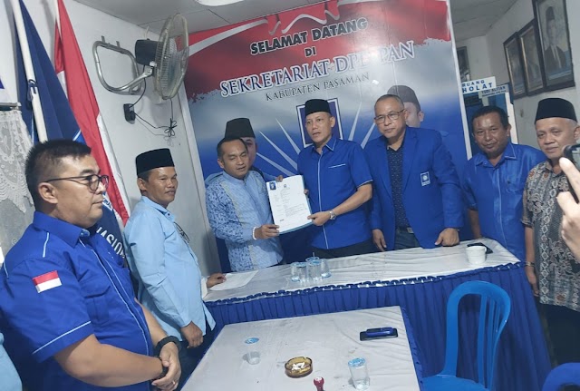 Didampingi Pengurus DPC Demokrat dan Caleg Terpilih, Sabar AS Ambil Formulir Bakal Cabup di DPD PAN Pasaman